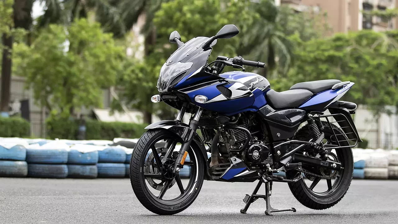 Bajaj Pulsar 220 F इस बाइक पर टिकी हुई है मां के लाडलो का नजर बजट में है यह बाइक