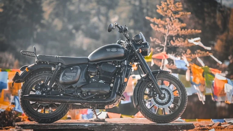 Jawa को याद दिलाने आया उसकी नानी Royal Enfield Bobber धाकड़ बाइक जाने इसकी कीमत